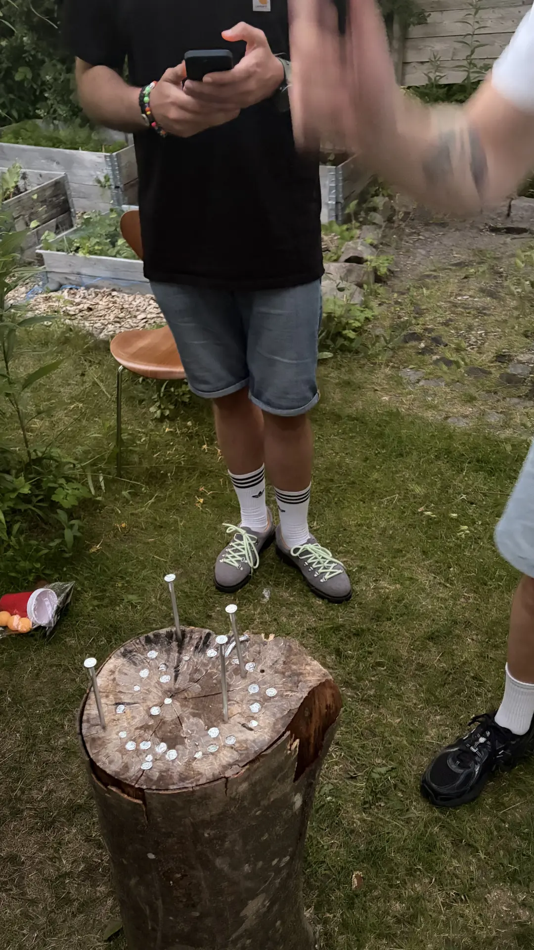 Venner samlet om sømblokken i haven